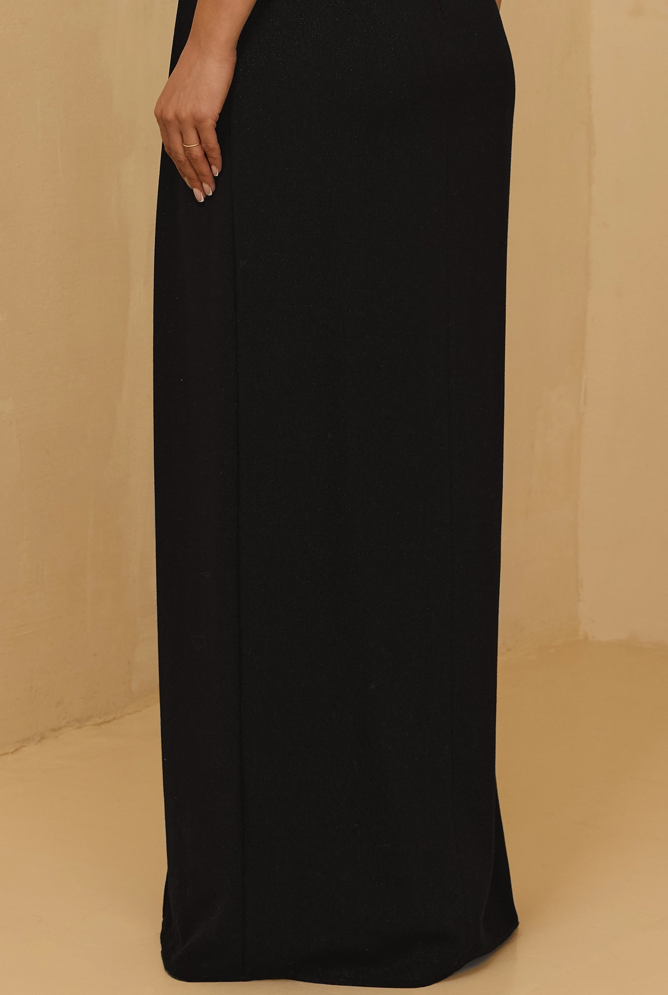 Kasjana – robe noire maxi à fil argenté délicat